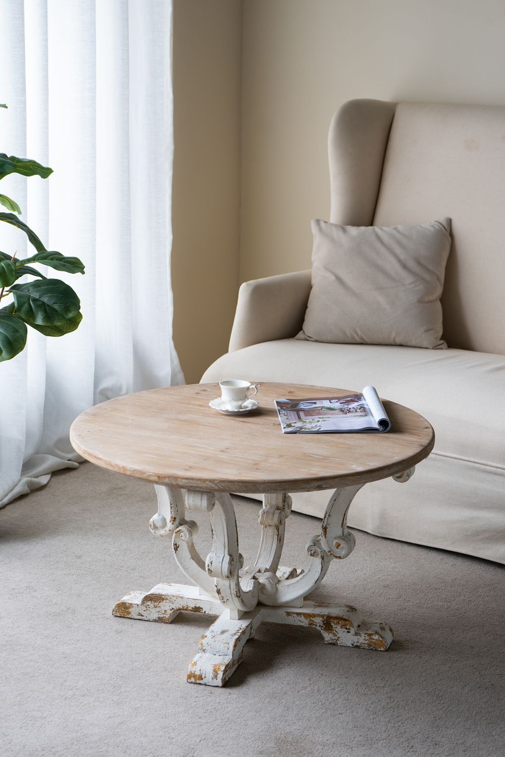 Mesa de centro redonda de madera con patas con volutas envejecidas - Multicolor