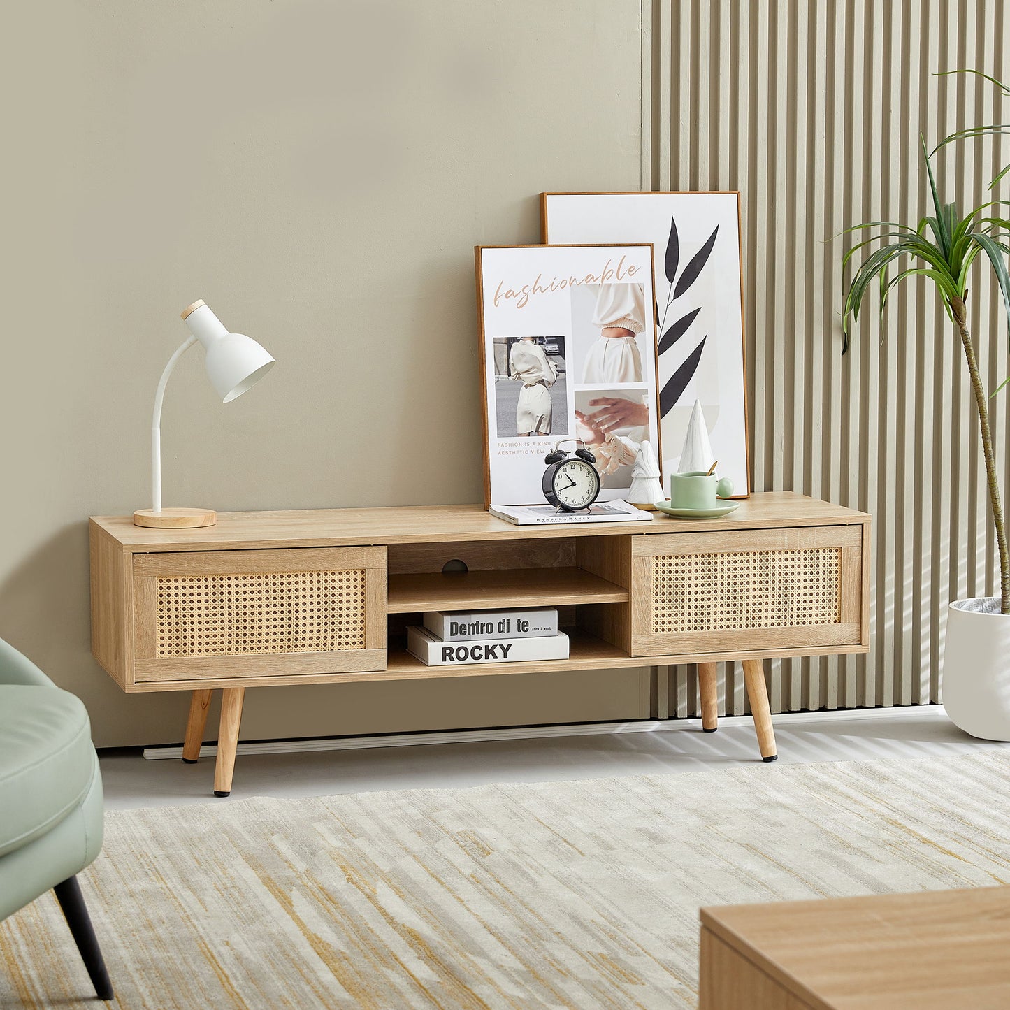 Mueble de TV de ratán de 140 cm con puertas corredizas dobles para almacenamiento, estante ajustable y patas de madera maciza. Consola de TV para sala de estar.