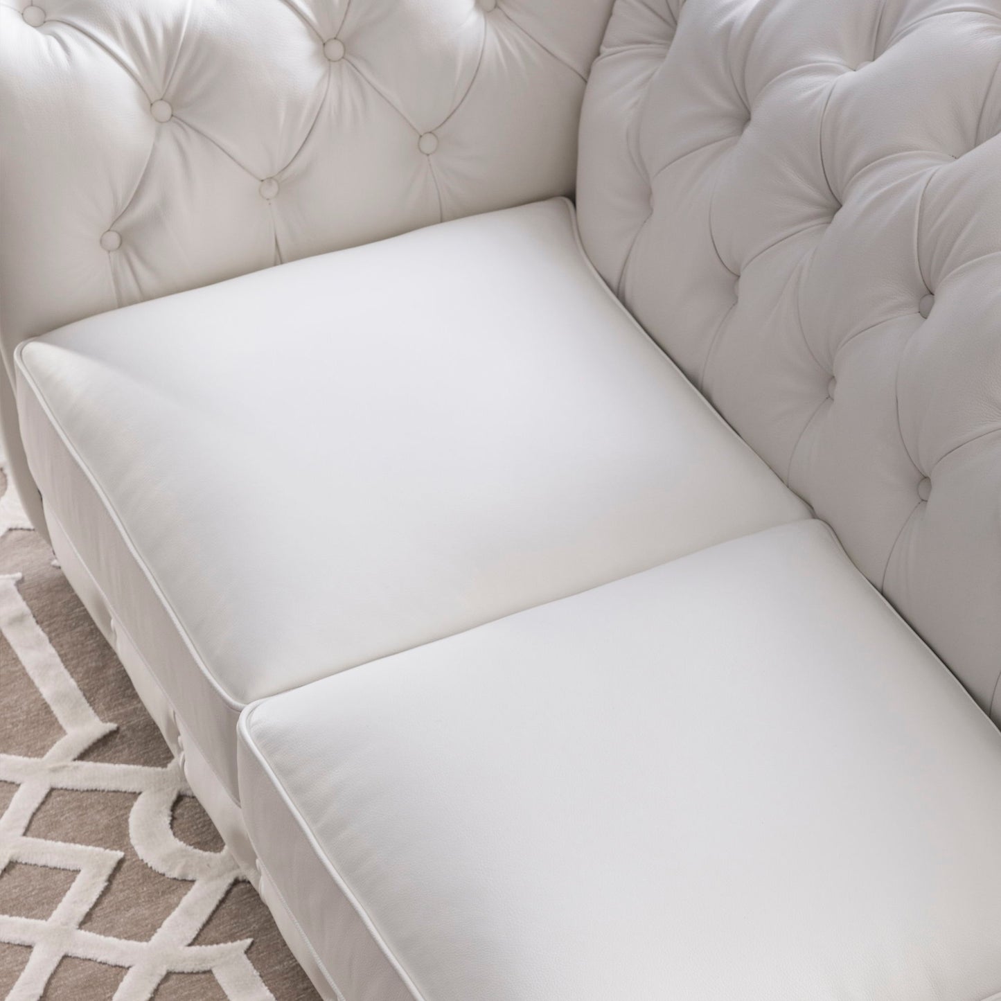 Sofá Chesterfield tradicional de cuero capitoné con diseño de cabeza de clavos