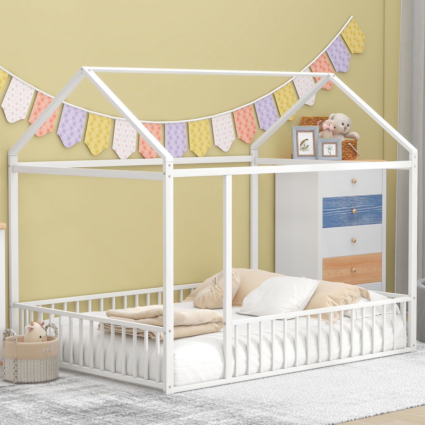 Cama de metal con estructura de cama y valla