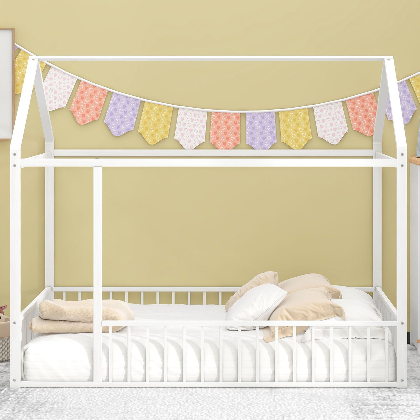 Cama de metal con estructura de cama y valla