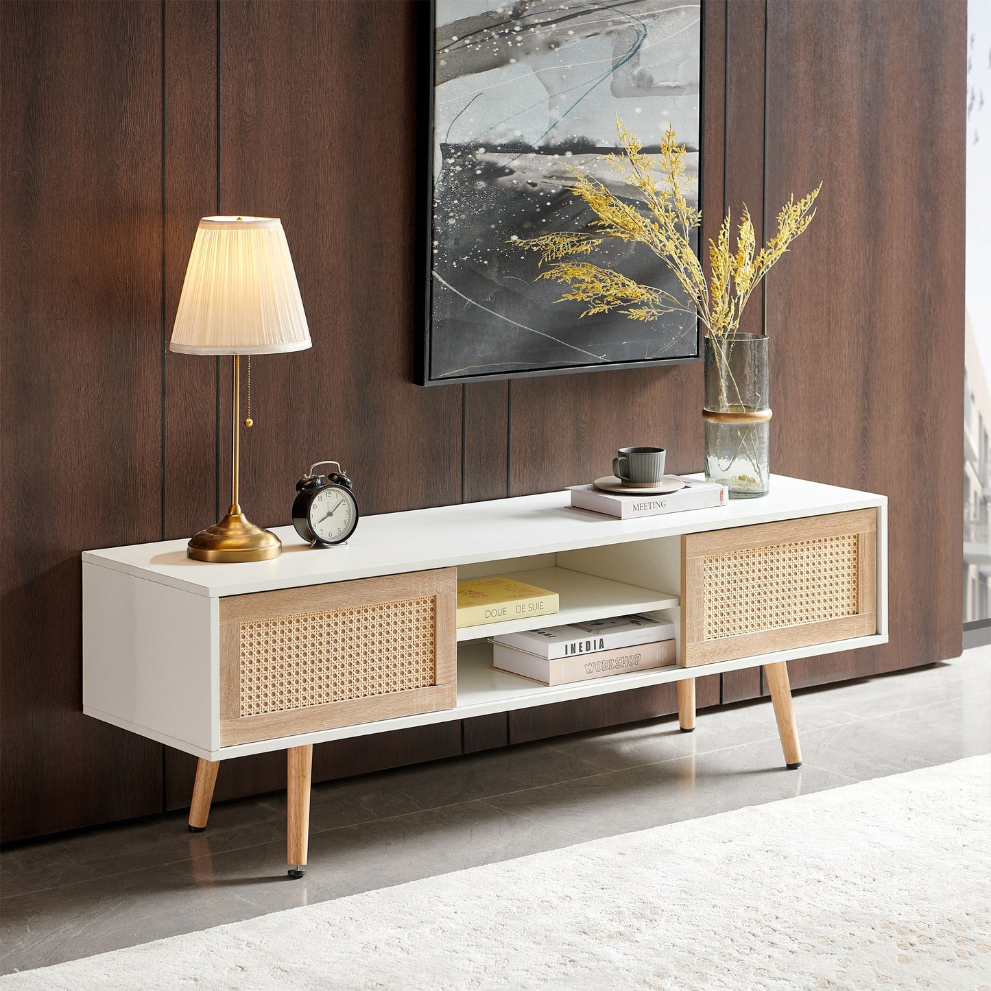 Mueble de TV de ratán de 140 cm con puertas corredizas dobles para almacenamiento, estante ajustable y patas de madera maciza. Consola de TV para sala de estar.