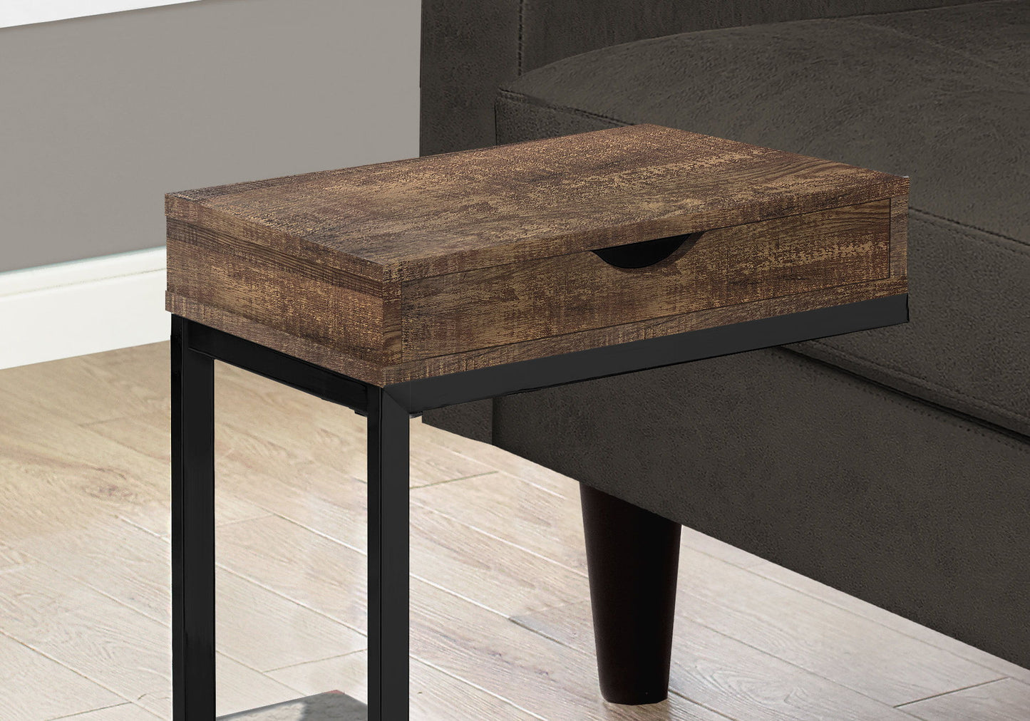 Mesa auxiliar moderna en forma de C, color marrón