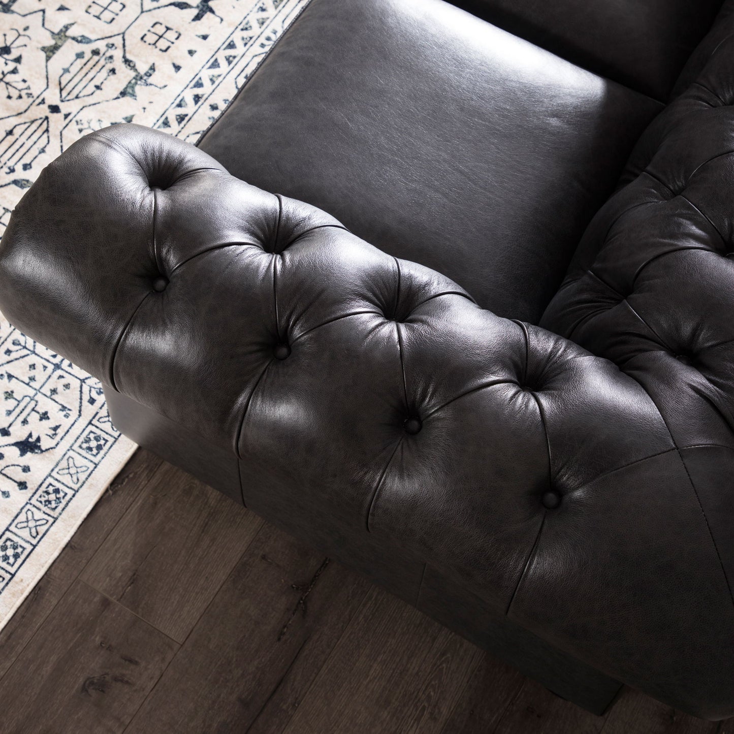 Sofá Chesterfield tradicional de cuero capitoné con diseño de cabeza de clavos