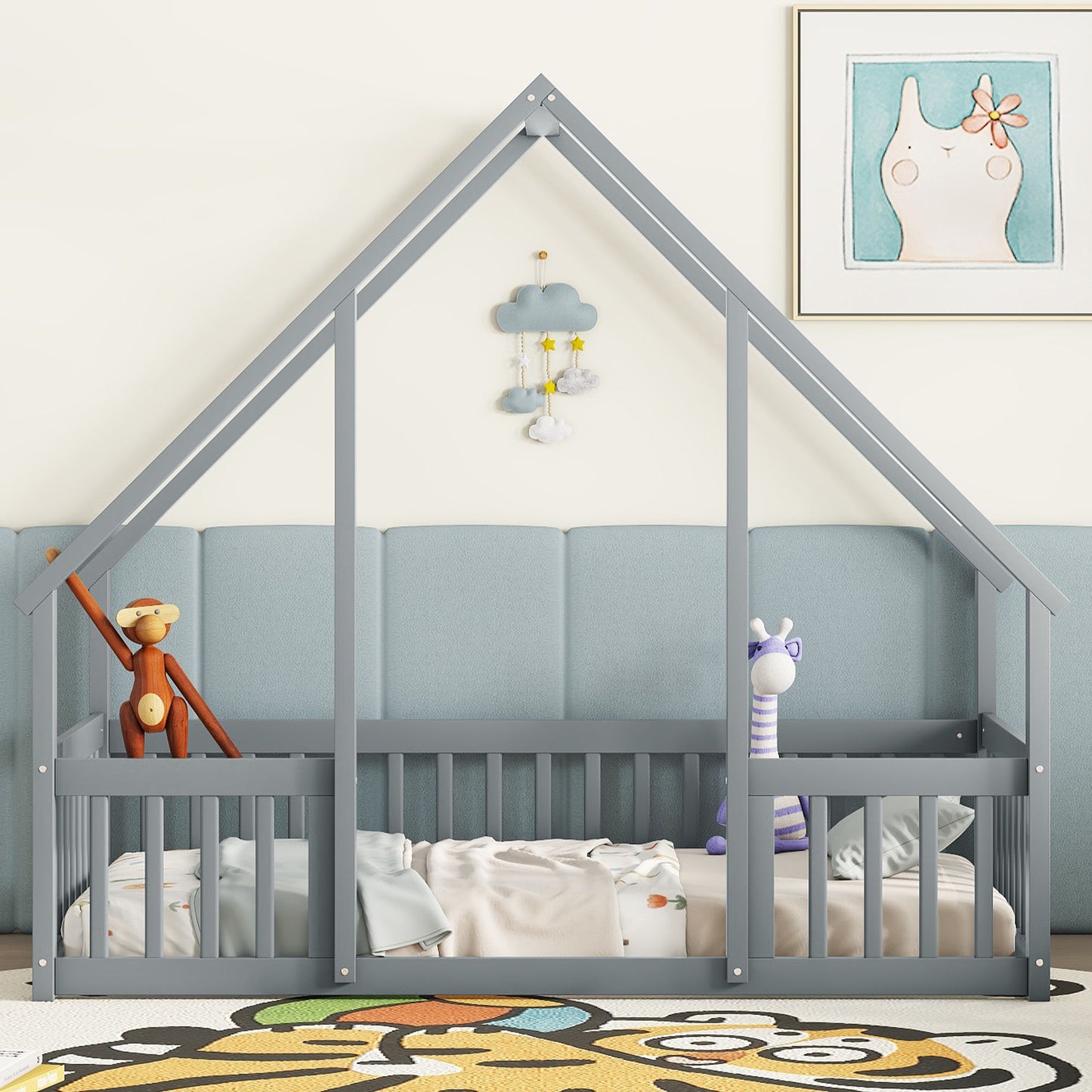 Cama de piso en forma de casa de madera con cerca y barandillas
