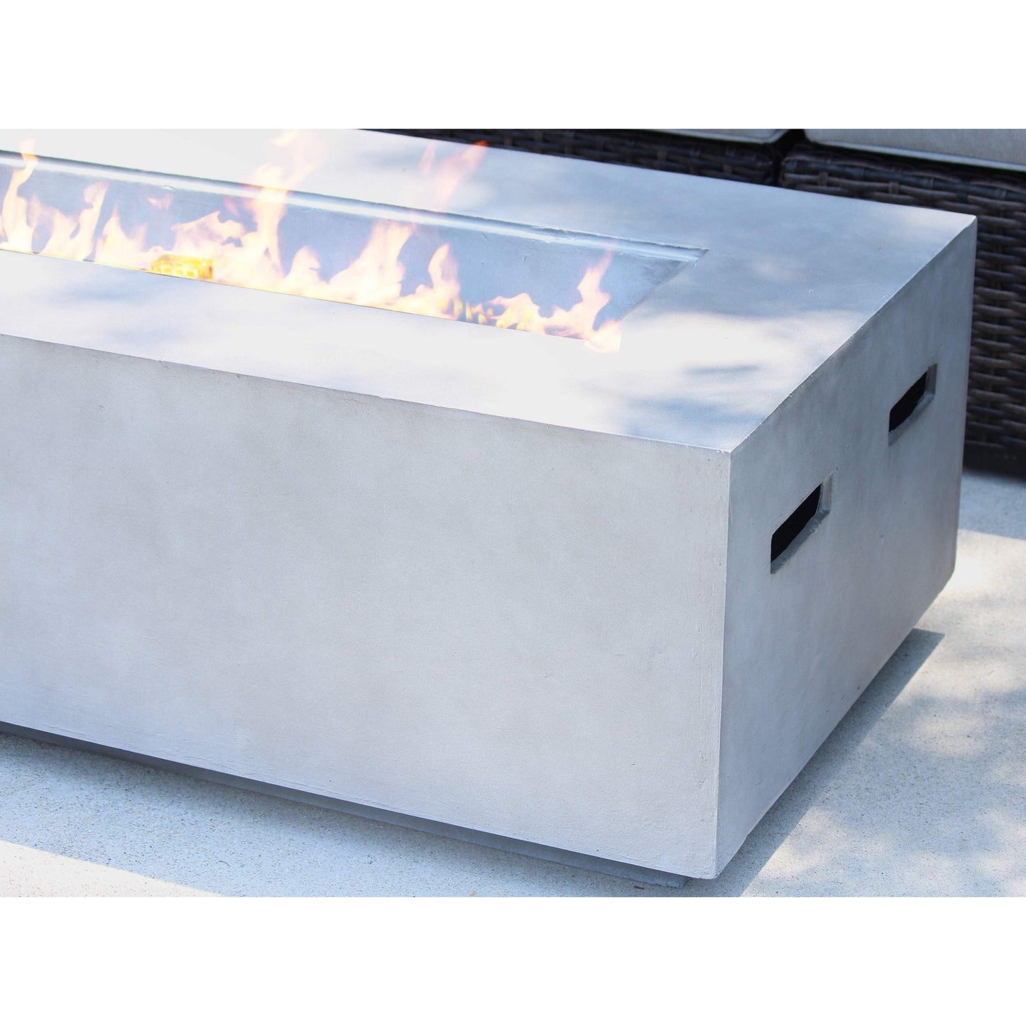 Mesa para fogata de propano para exteriores con diseño moderno de hormigón