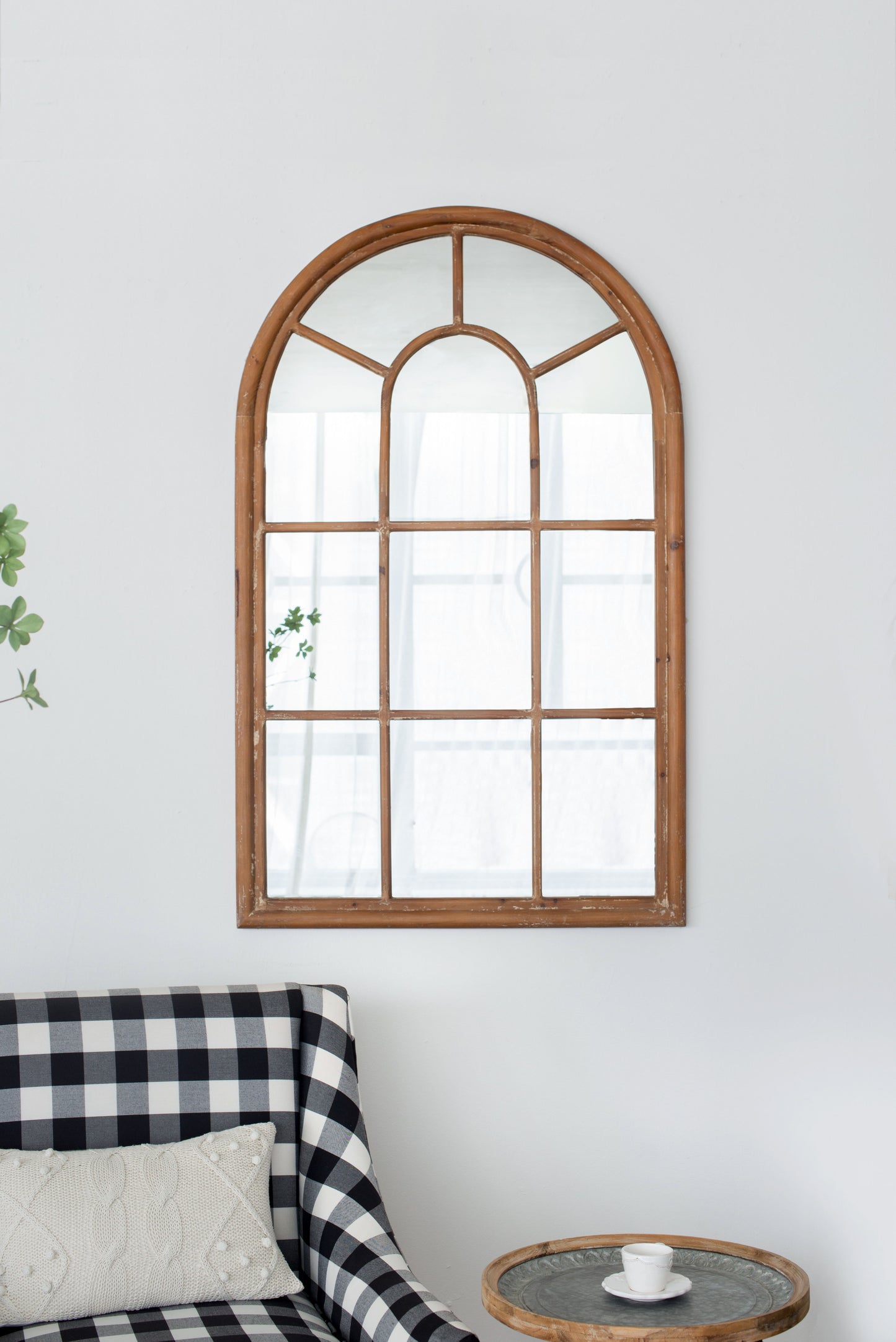 Espejo grande arqueado con marco y ventana decorativa, estilo arquitectónico clásico, madera maciza de abeto, decoración interior - Marrón