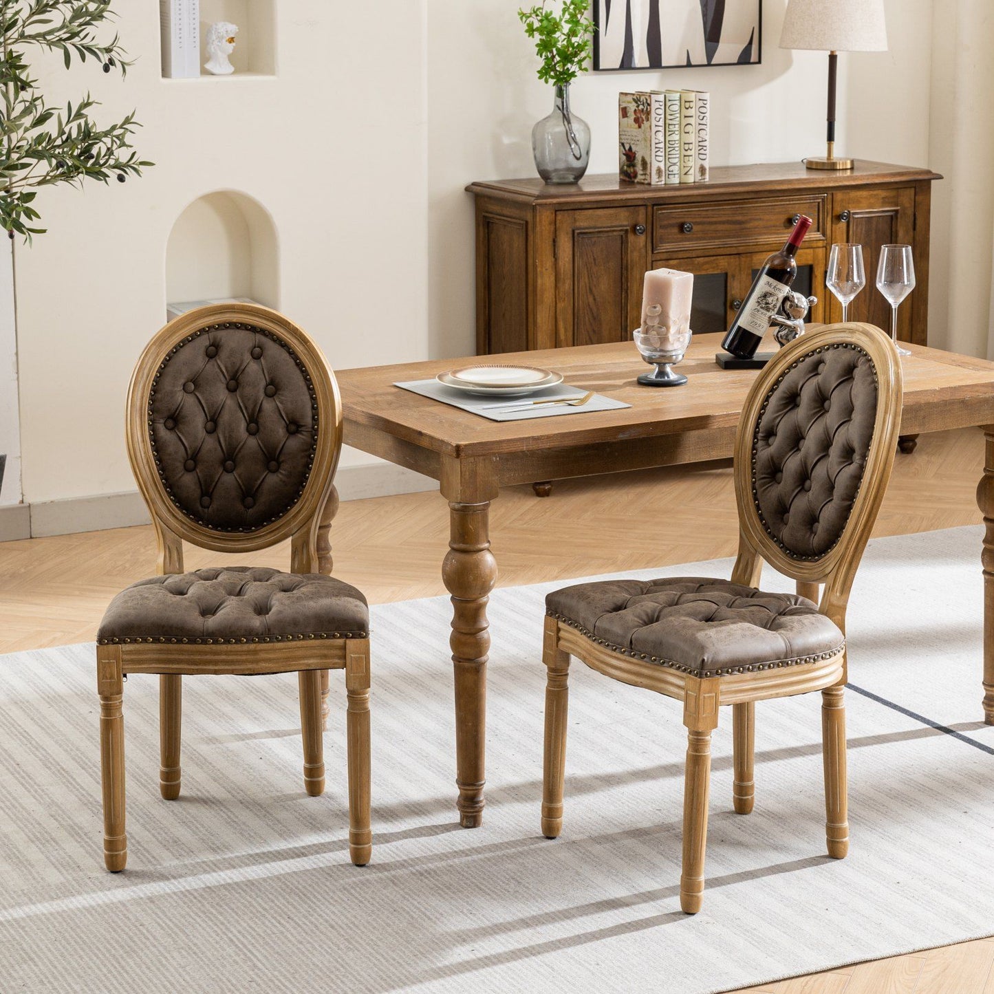 Silla de comedor de estilo francés con marco de madera maciza, pintura antigua, hebillas hechas a mano, cuero sintético de PU, ribete de tachuelas y patas de madera.