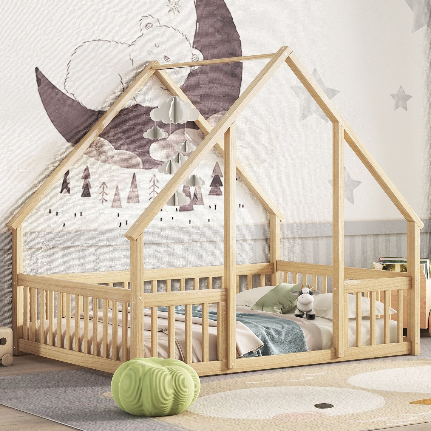 Cama de piso en forma de casa de madera con cerca y barandillas