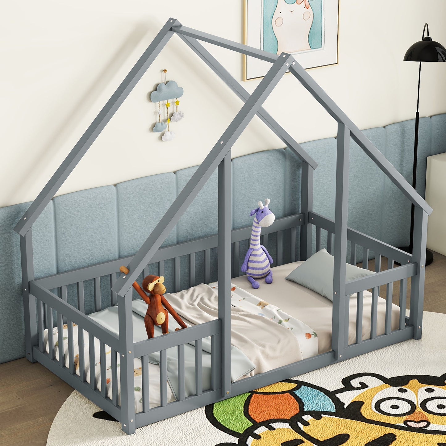 Cama de piso en forma de casa de madera con cerca y barandillas