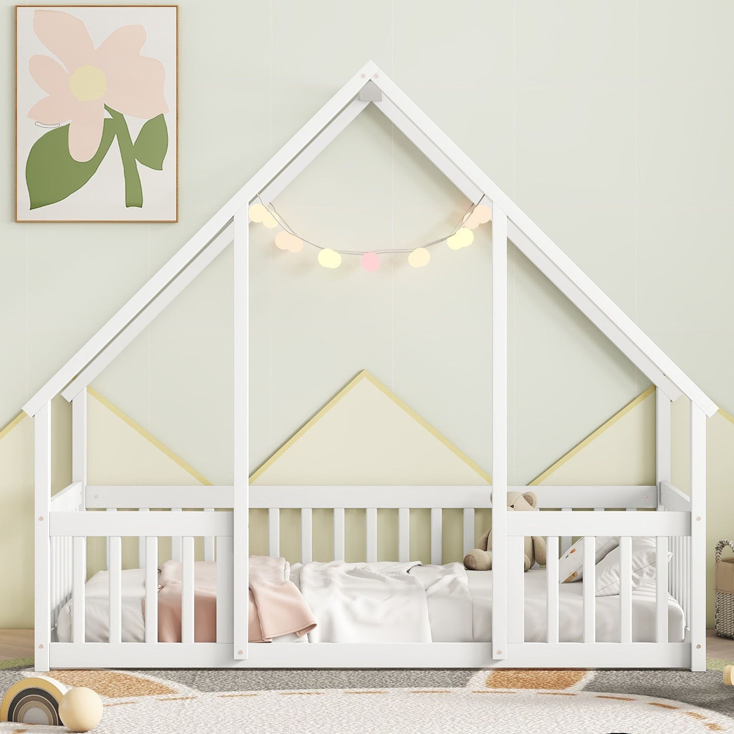 Cama de piso en forma de casa de madera con cerca y barandillas