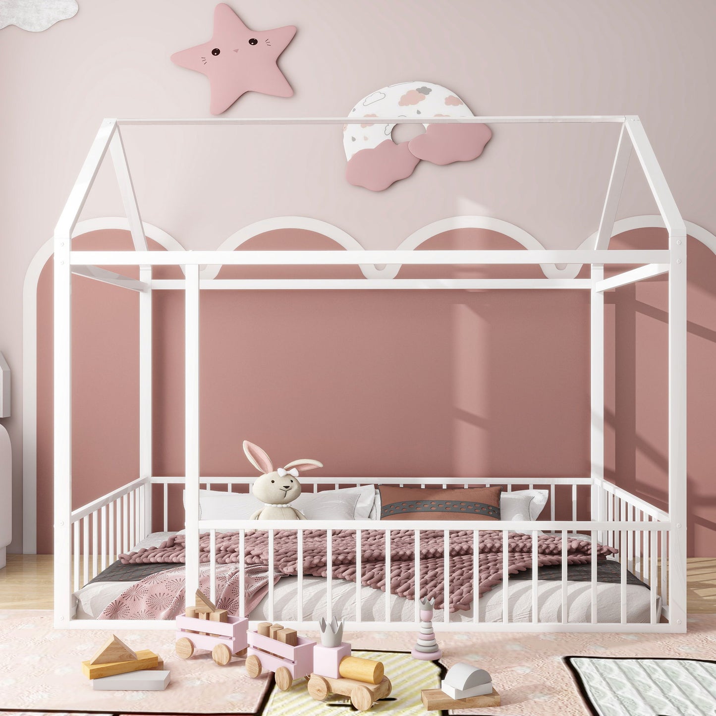 Cama de metal con estructura de cama y valla