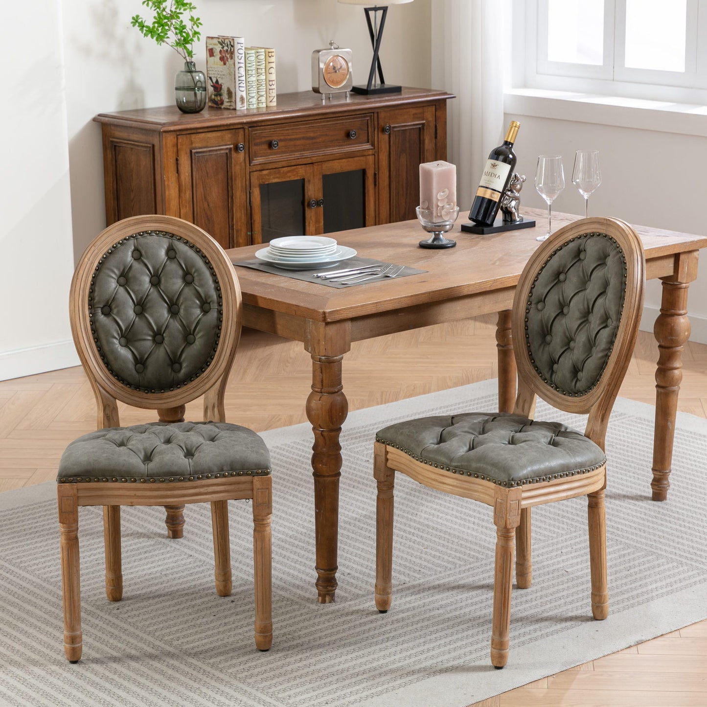 Silla de comedor de estilo francés con marco de madera maciza, pintura antigua, hebillas hechas a mano, cuero sintético de PU, ribete de tachuelas y patas de madera.