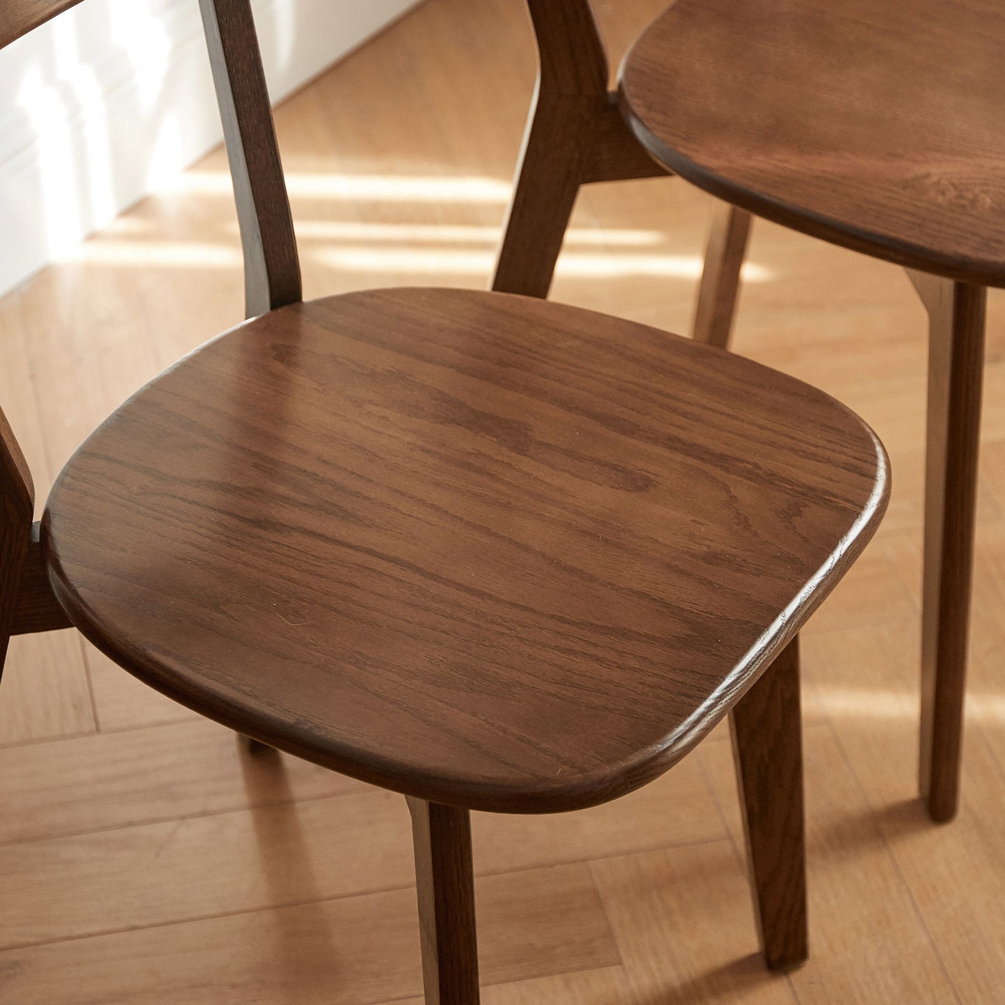 Silla de comedor sencilla, mesa sólida para sala de estar.