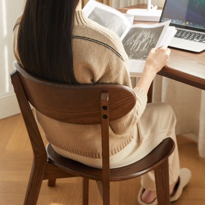 Silla de comedor sencilla, mesa sólida para sala de estar.