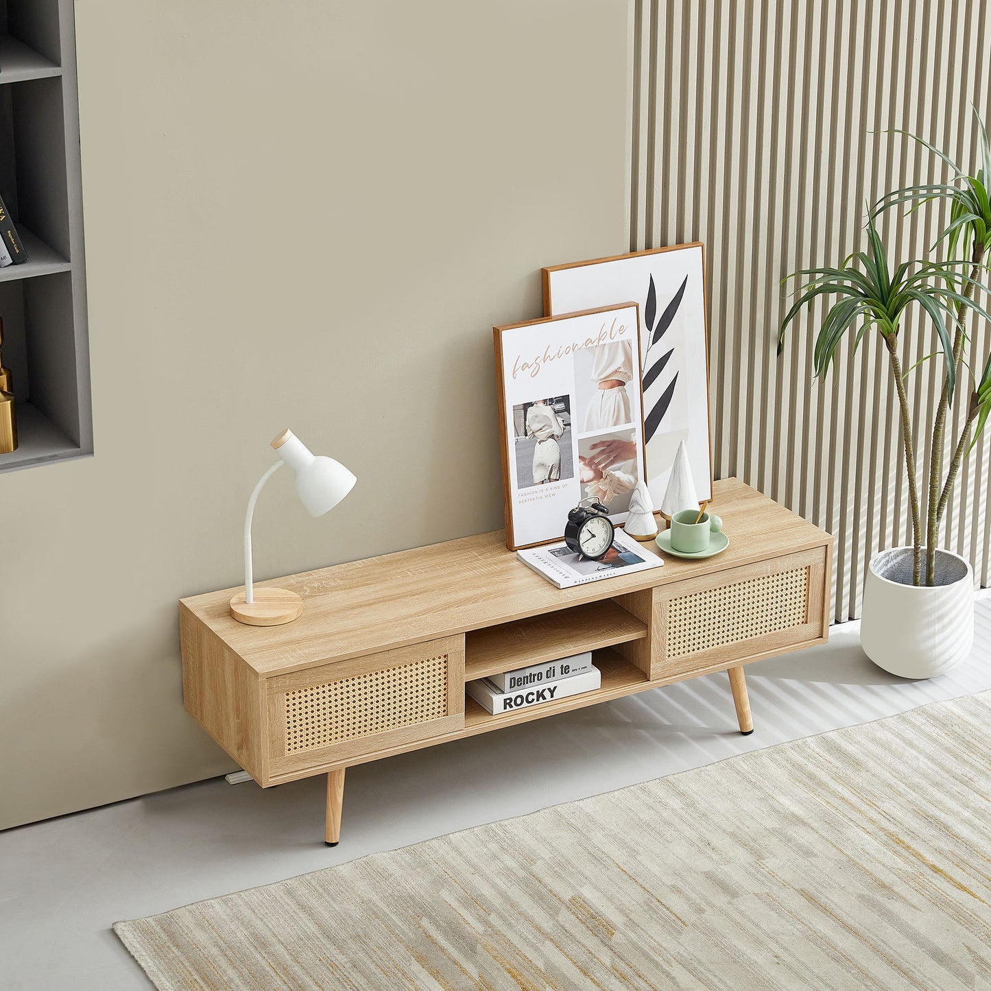 Mueble de TV de ratán de 140 cm con puertas corredizas dobles para almacenamiento, estante ajustable y patas de madera maciza. Consola de TV para sala de estar.