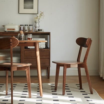 Silla de comedor sencilla, mesa sólida para sala de estar.