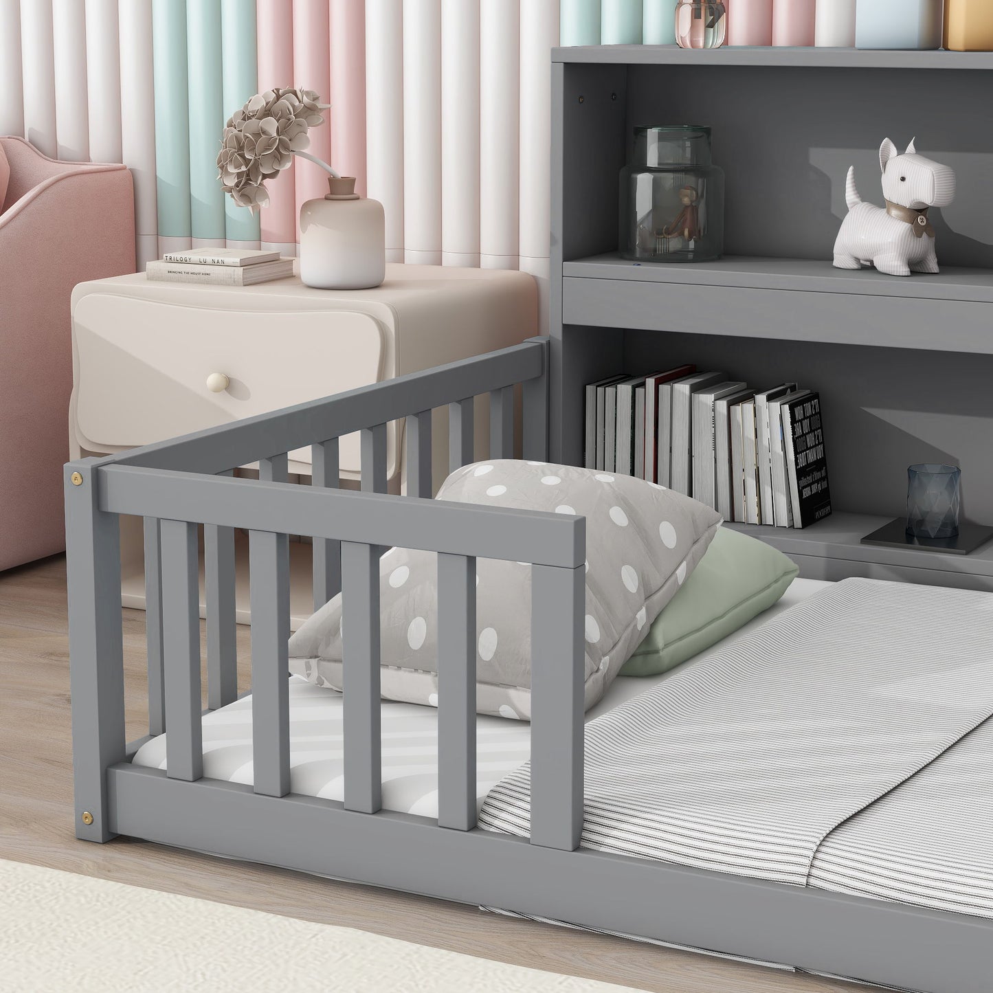 Cama de suelo con estantería, estantes y barandillas