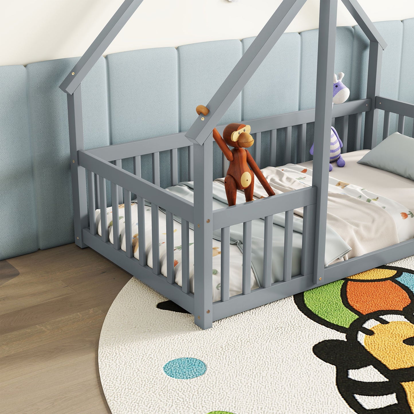 Cama de piso en forma de casa de madera con cerca y barandillas