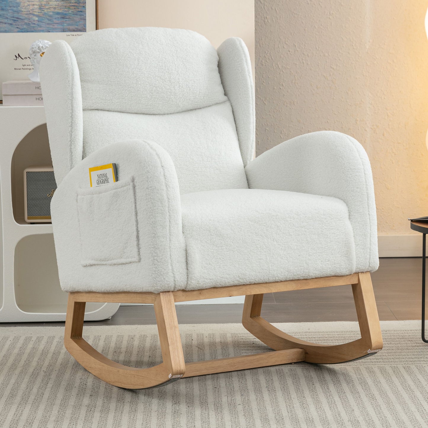 Mecedora de tela de peluche con patas de madera maciza - Marfil