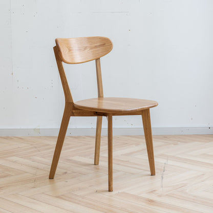 Silla de comedor sencilla, mesa sólida para sala de estar.