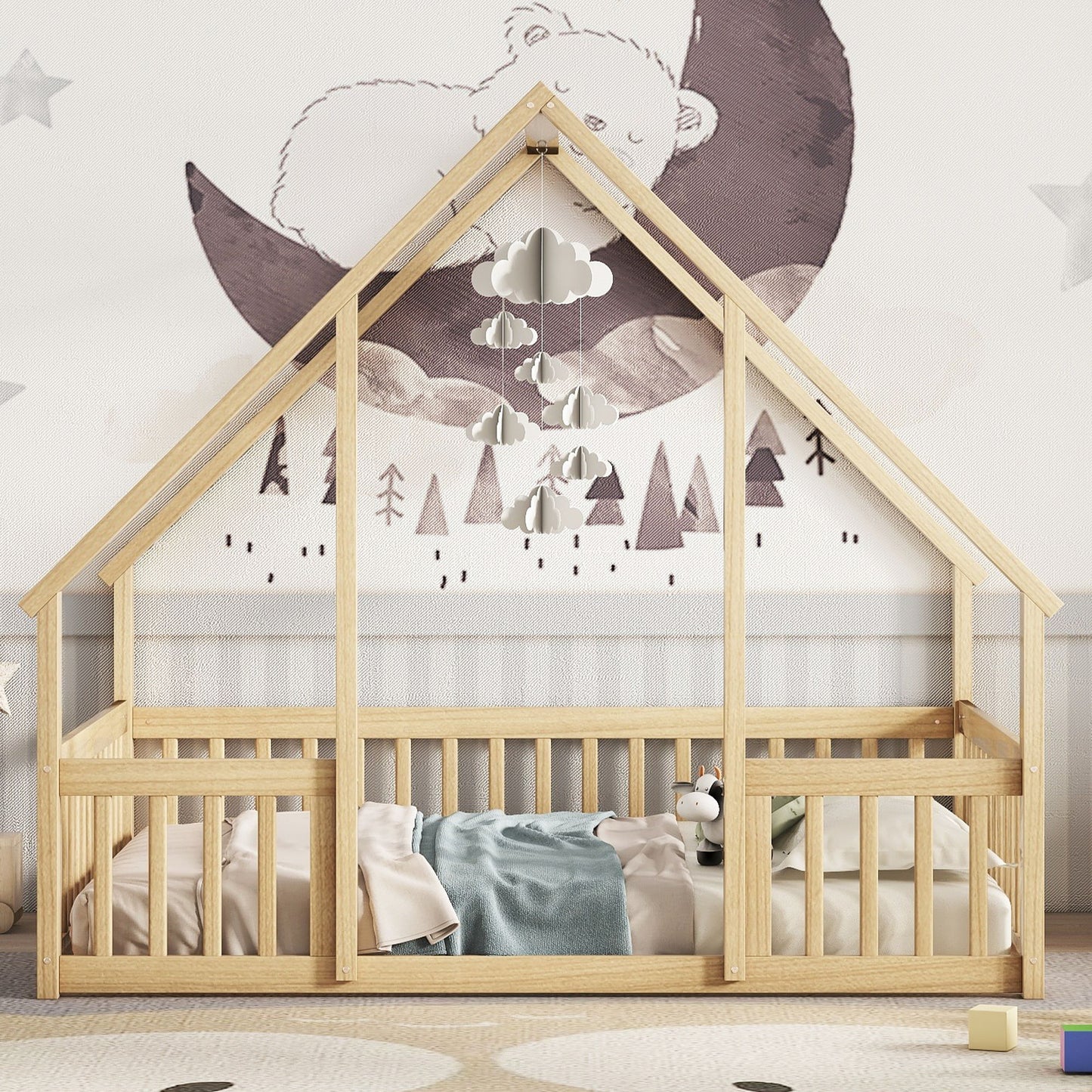 Cama de piso en forma de casa de madera con cerca y barandillas