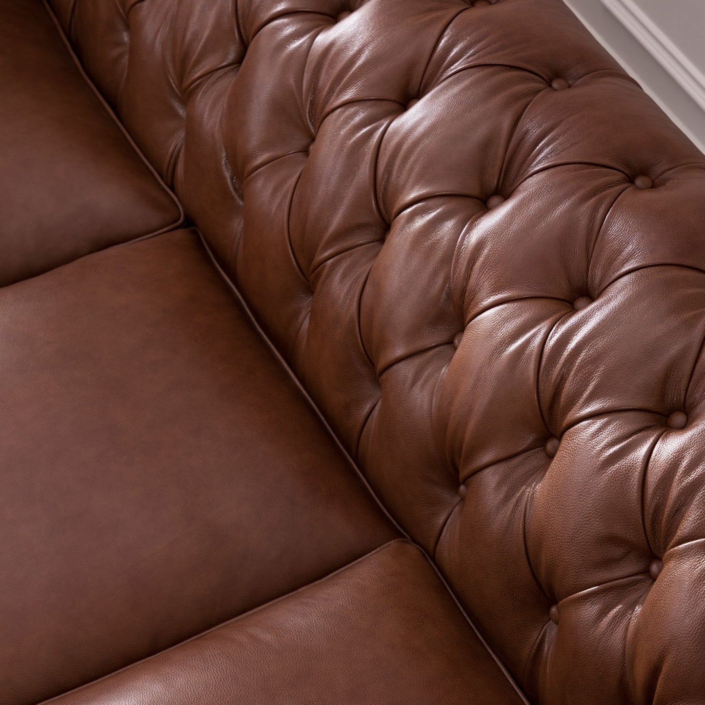 Sofá Chesterfield tradicional de cuero capitoné con diseño de cabeza de clavos
