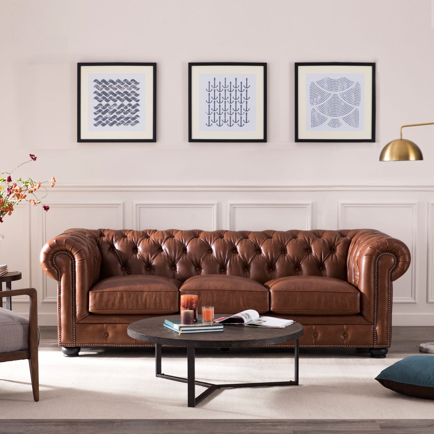 Sofá Chesterfield tradicional de cuero capitoné con diseño de cabeza de clavos