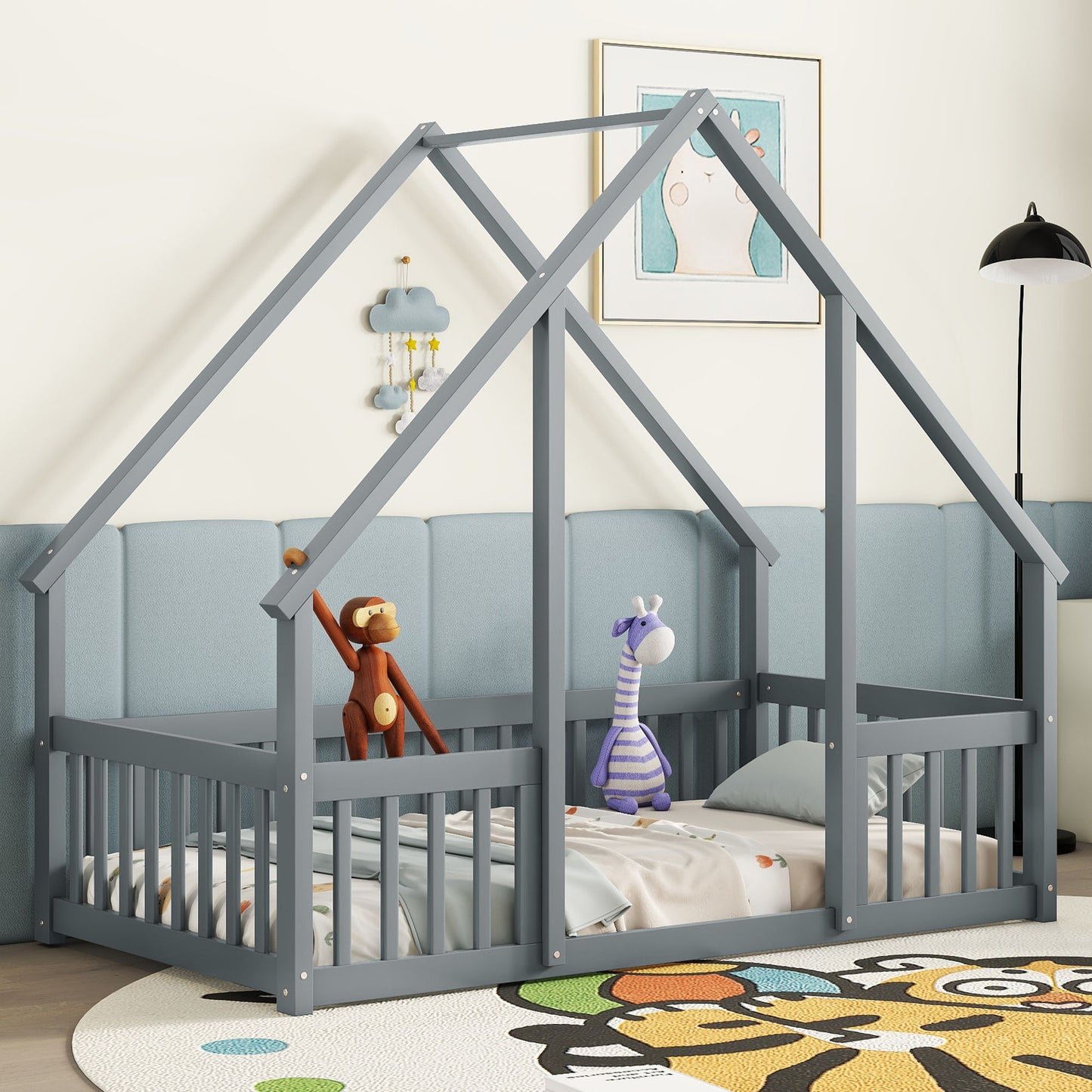 Cama de piso en forma de casa de madera con cerca y barandillas