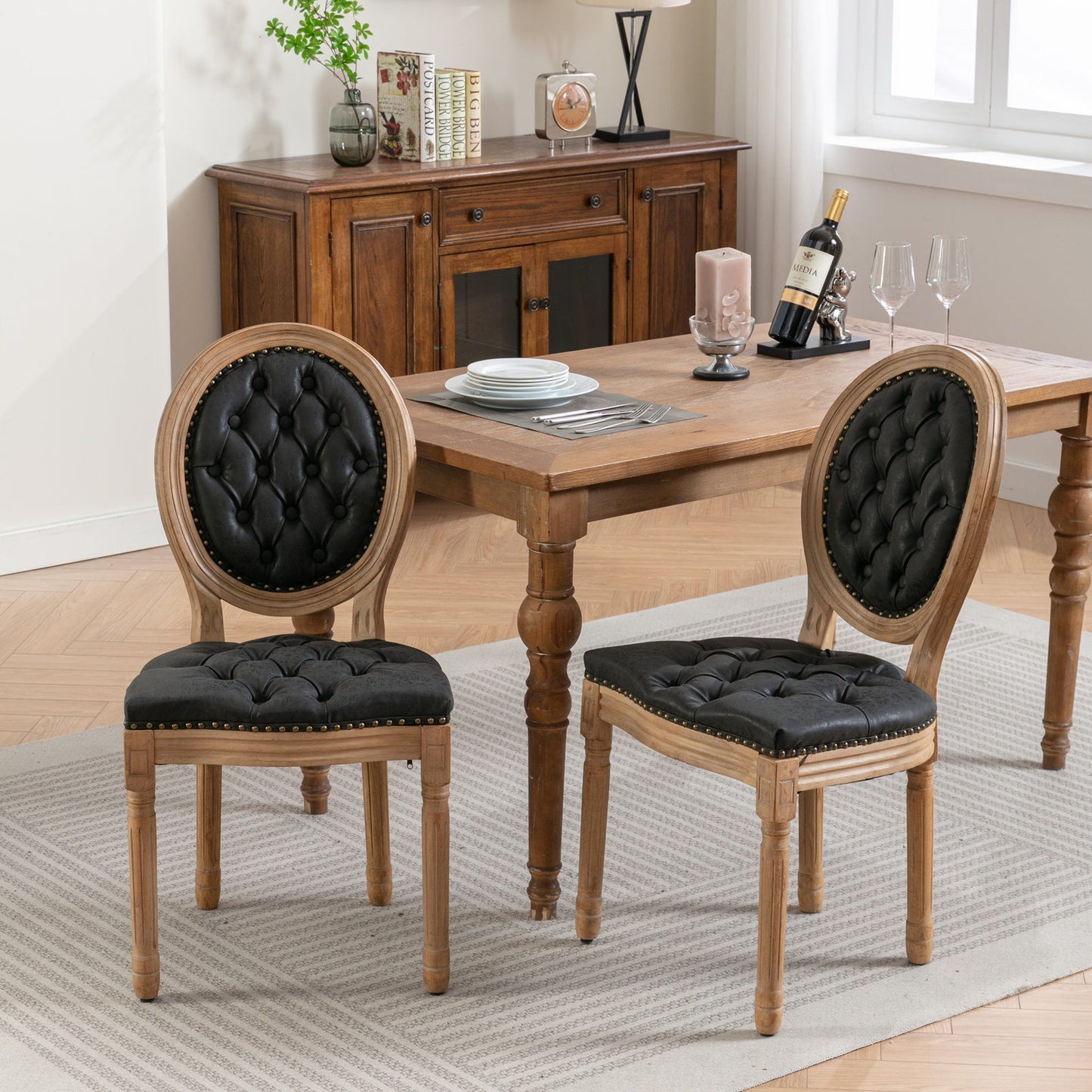 Silla de comedor de estilo francés con marco de madera maciza, pintura antigua, hebillas hechas a mano, cuero sintético de PU, ribete de tachuelas y patas de madera.