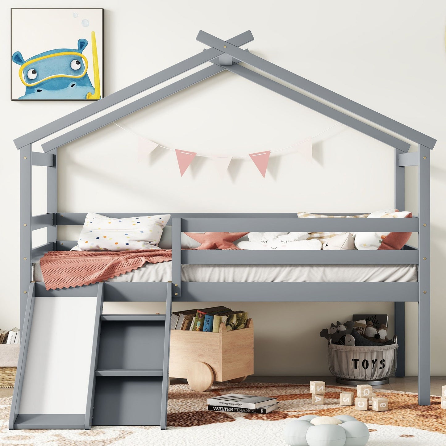 Cama tipo loft con tobogán, escalera, barandillas de seguridad y estructura de techo.