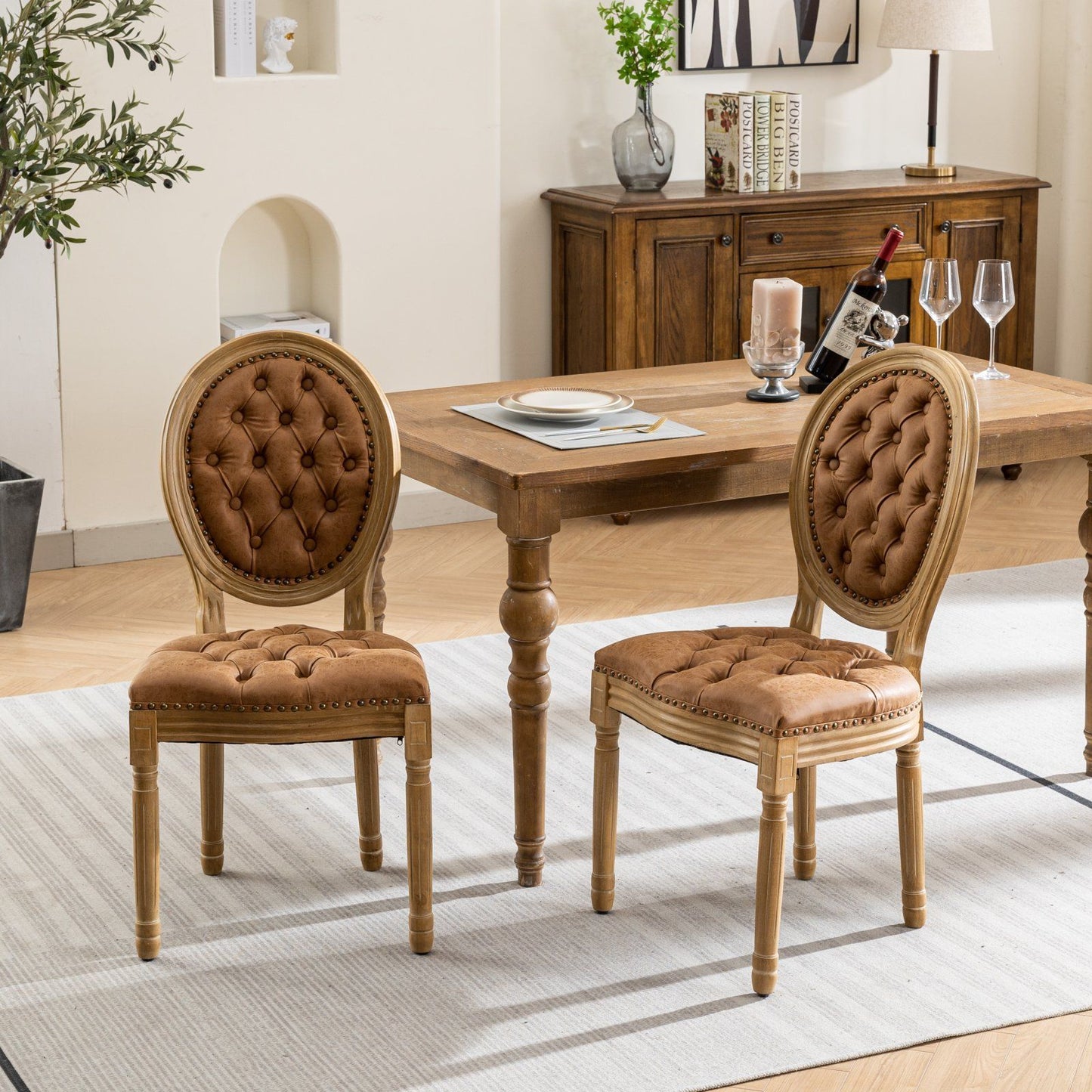 Silla de comedor de estilo francés con marco de madera maciza, pintura antigua, hebillas hechas a mano, cuero sintético de PU, ribete de tachuelas y patas de madera.