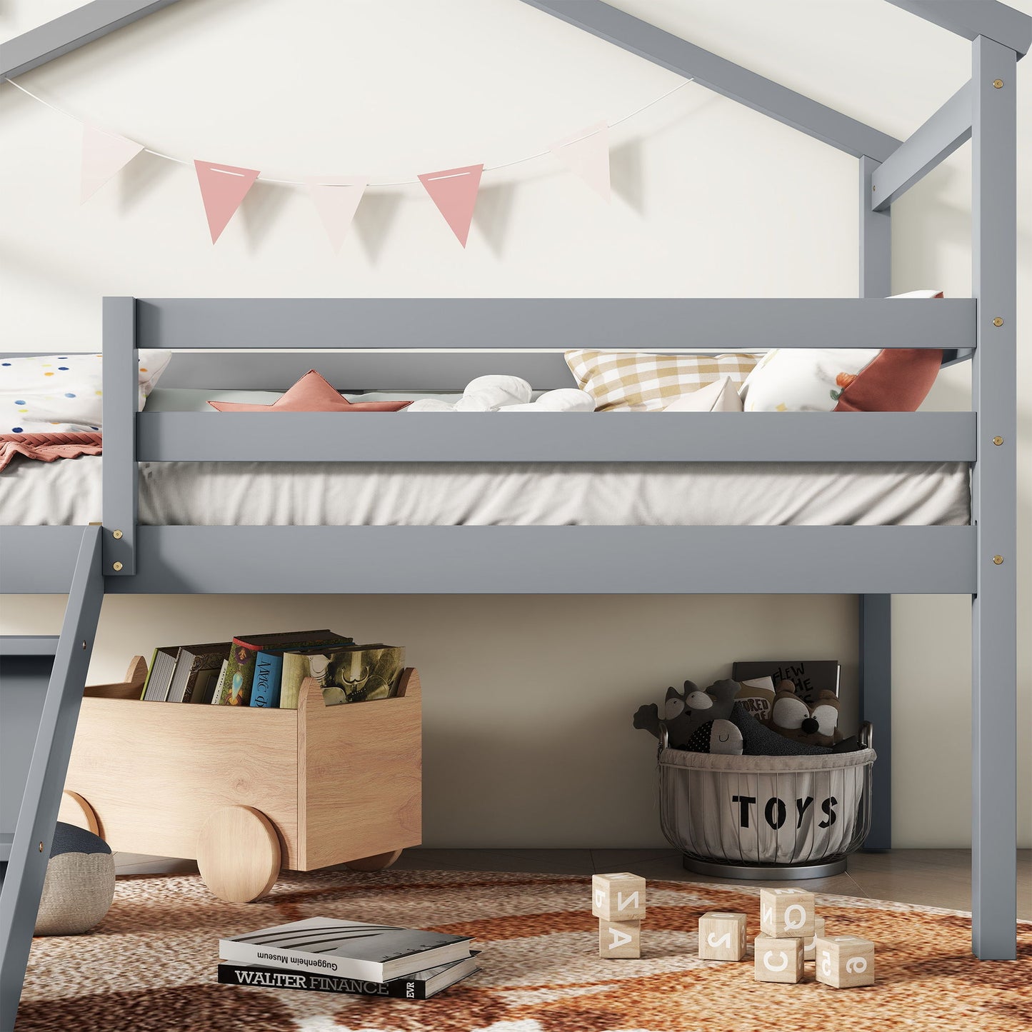 Cama tipo loft con tobogán, escalera, barandillas de seguridad y estructura de techo.