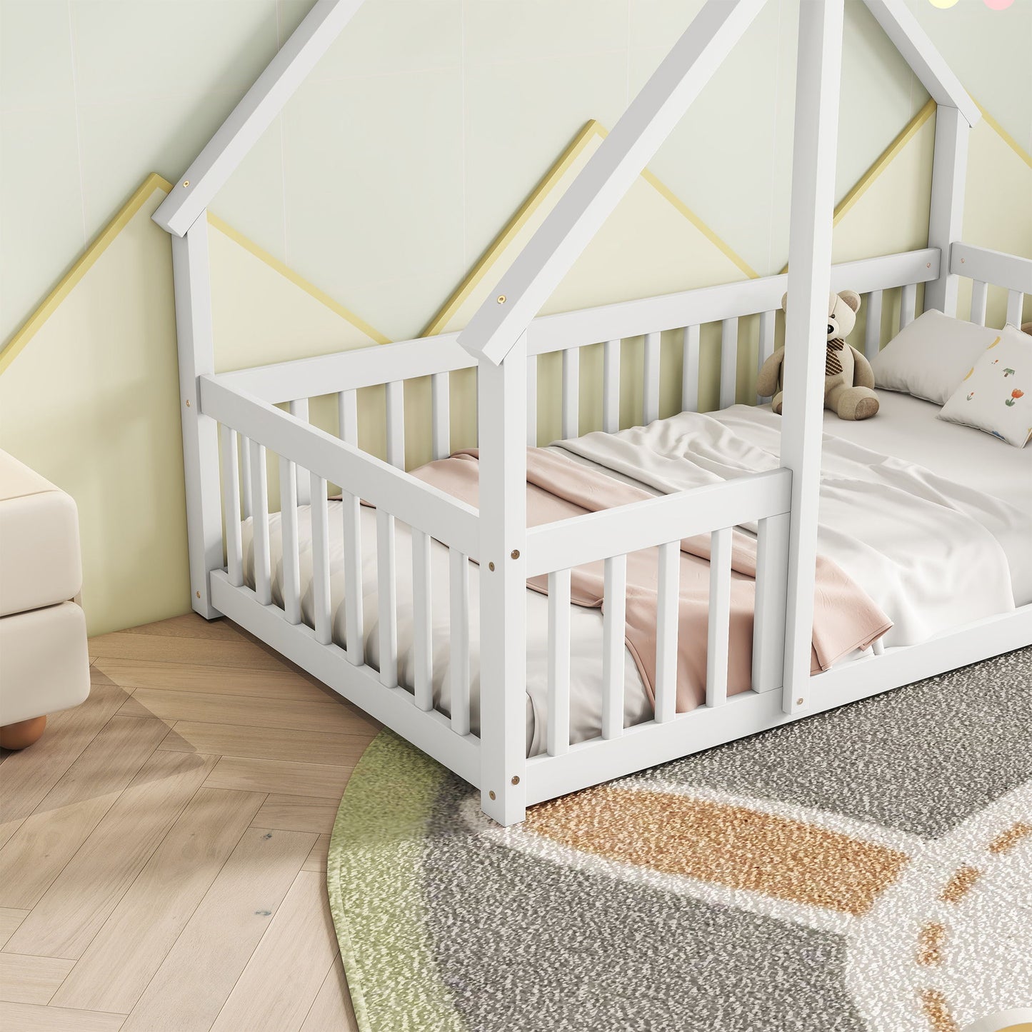 Cama de piso en forma de casa de madera con cerca y barandillas