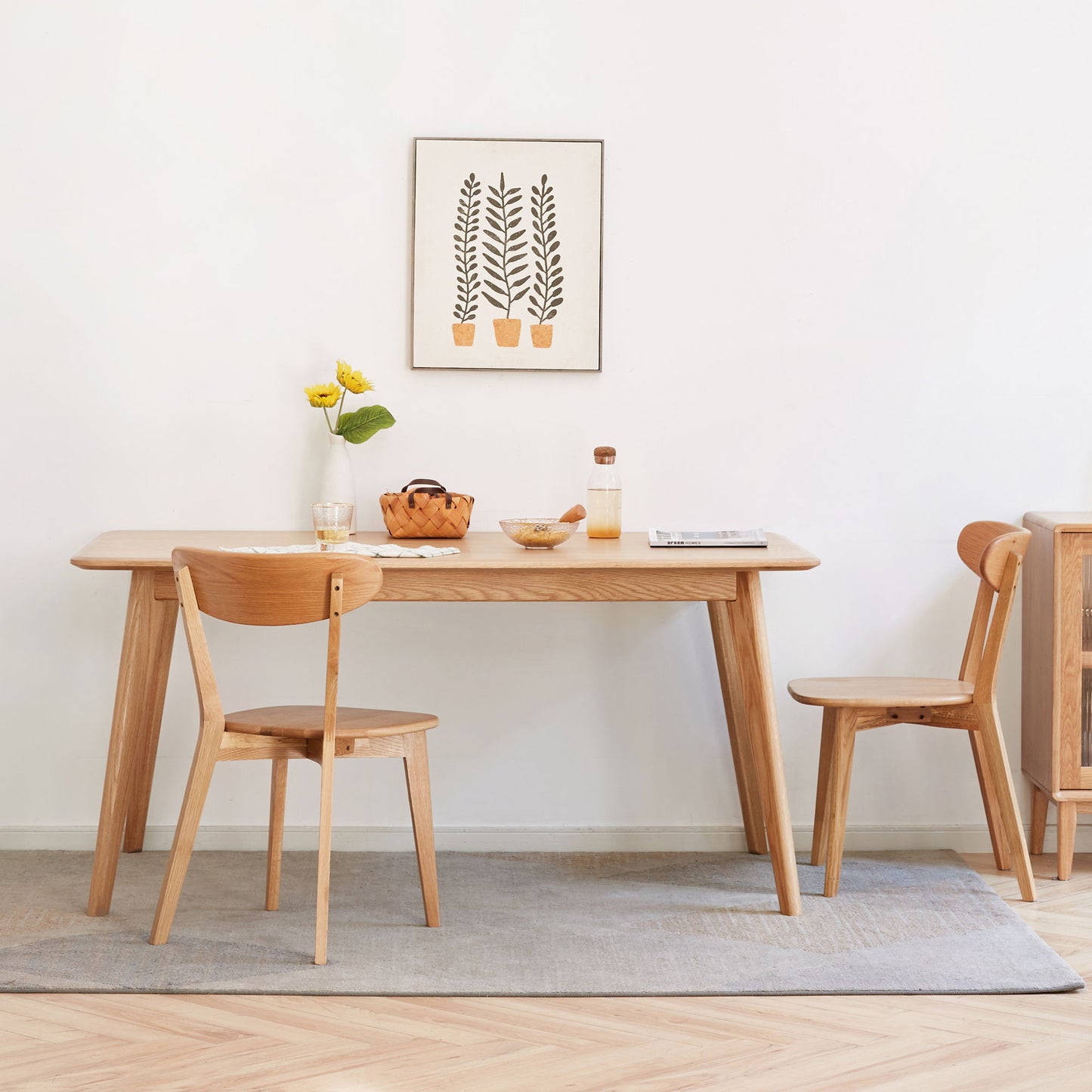 Silla de comedor sencilla, mesa sólida para sala de estar.