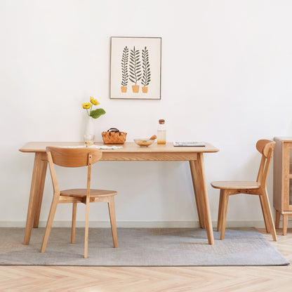 Silla de comedor sencilla, mesa sólida para sala de estar.
