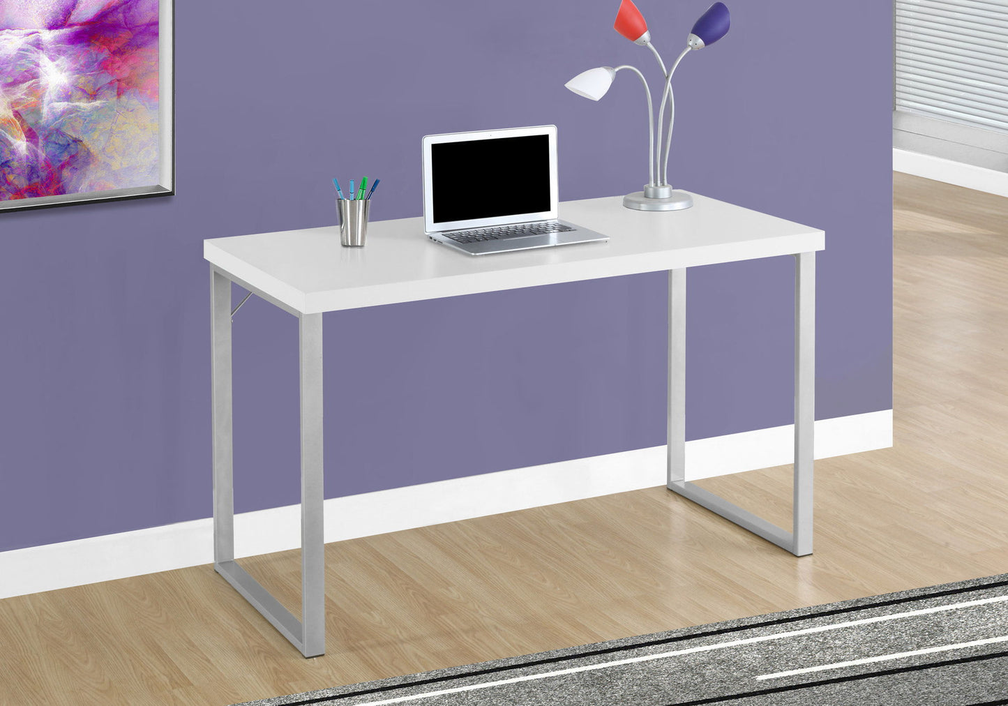 Escritorio de computadora para oficina en casa, portátil, diseño moderno y práctico.